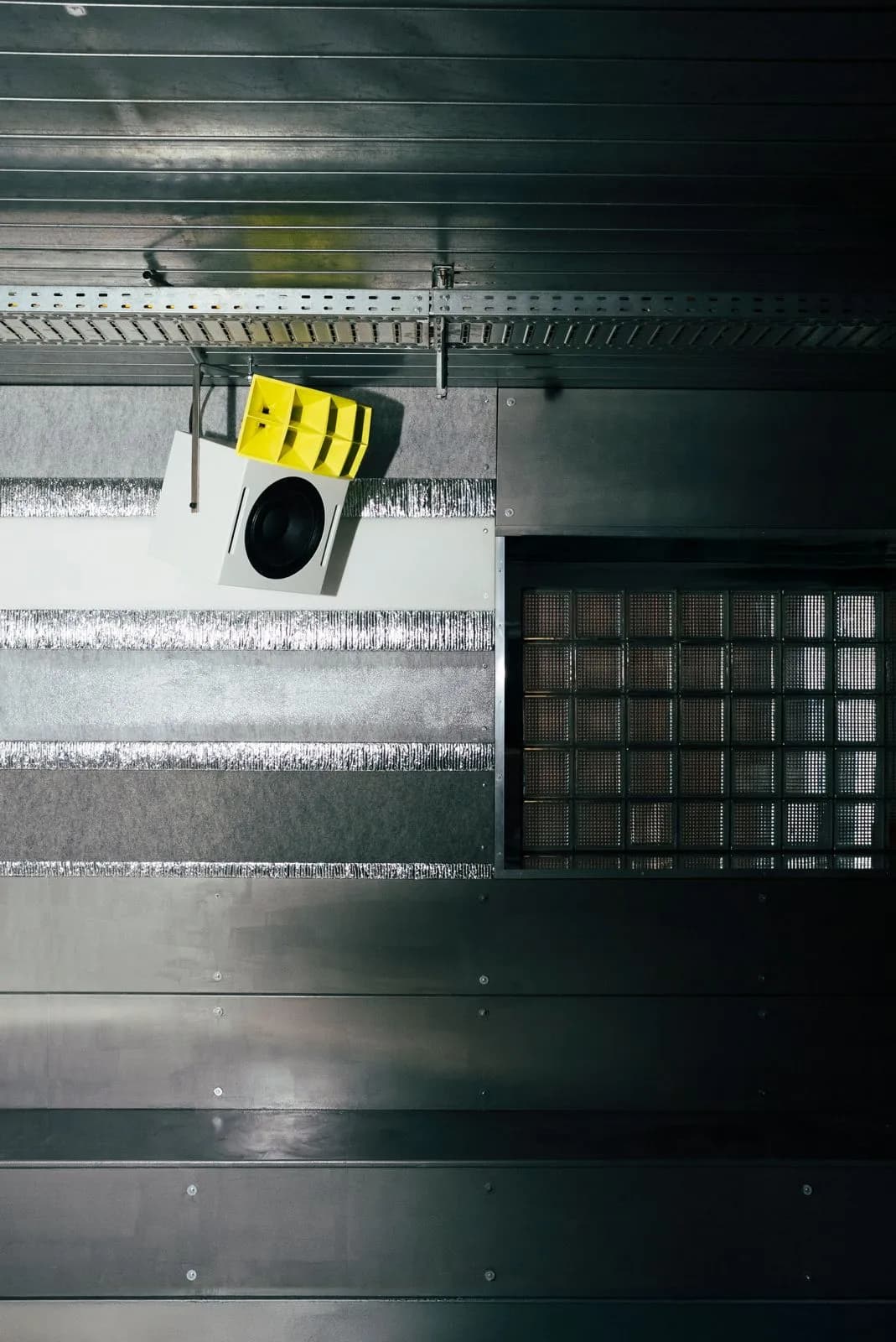 HOLO room, Tokonoma: Warm house grooves pull you under. Endless loops carry a Sunday glow. Quiet builds, real connection. This is where house soul thrives.