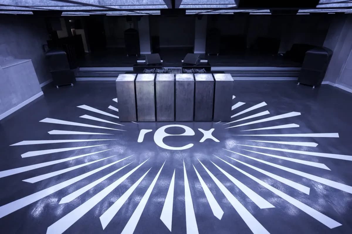 Under historic Le Grand Rex since 1988, iconic Paris house spot delivers deep grooves to 700 fans. Timeless vibes.