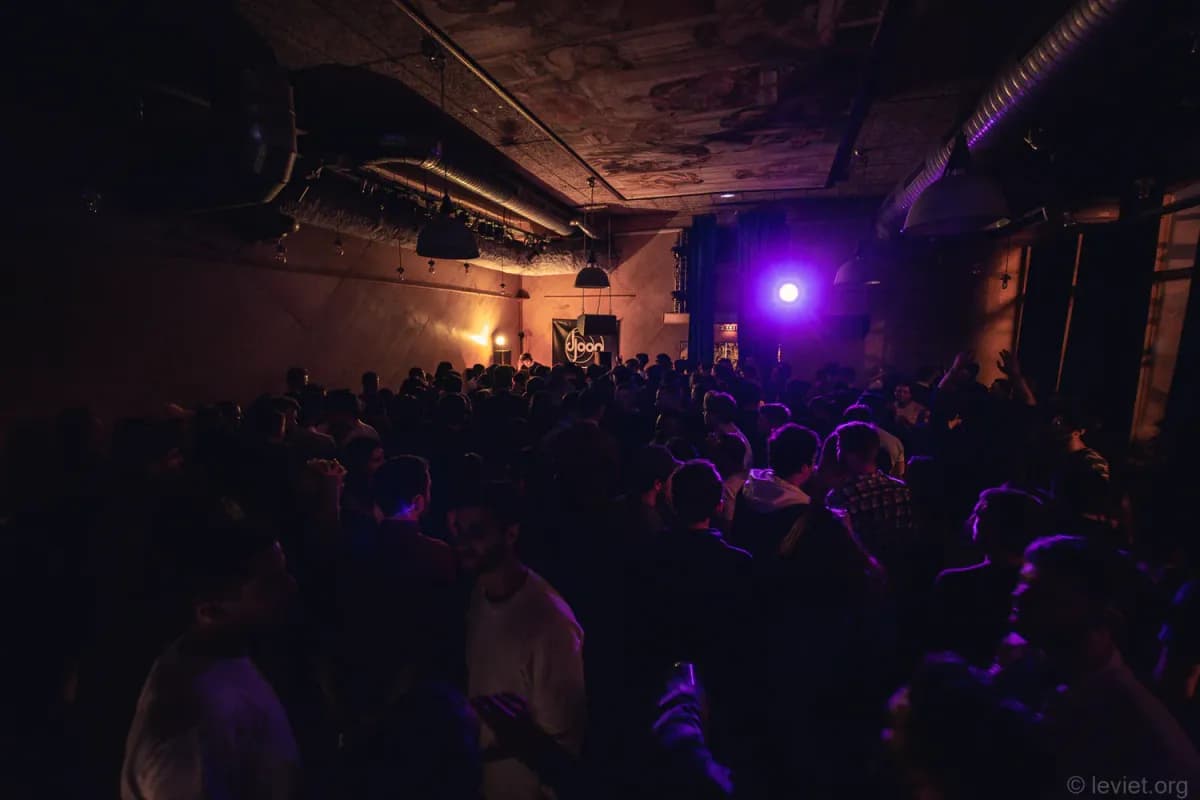 Paris 13th soulful house haven, smooth deep rhythms till morning for true fans. Bass you feel deep inside.