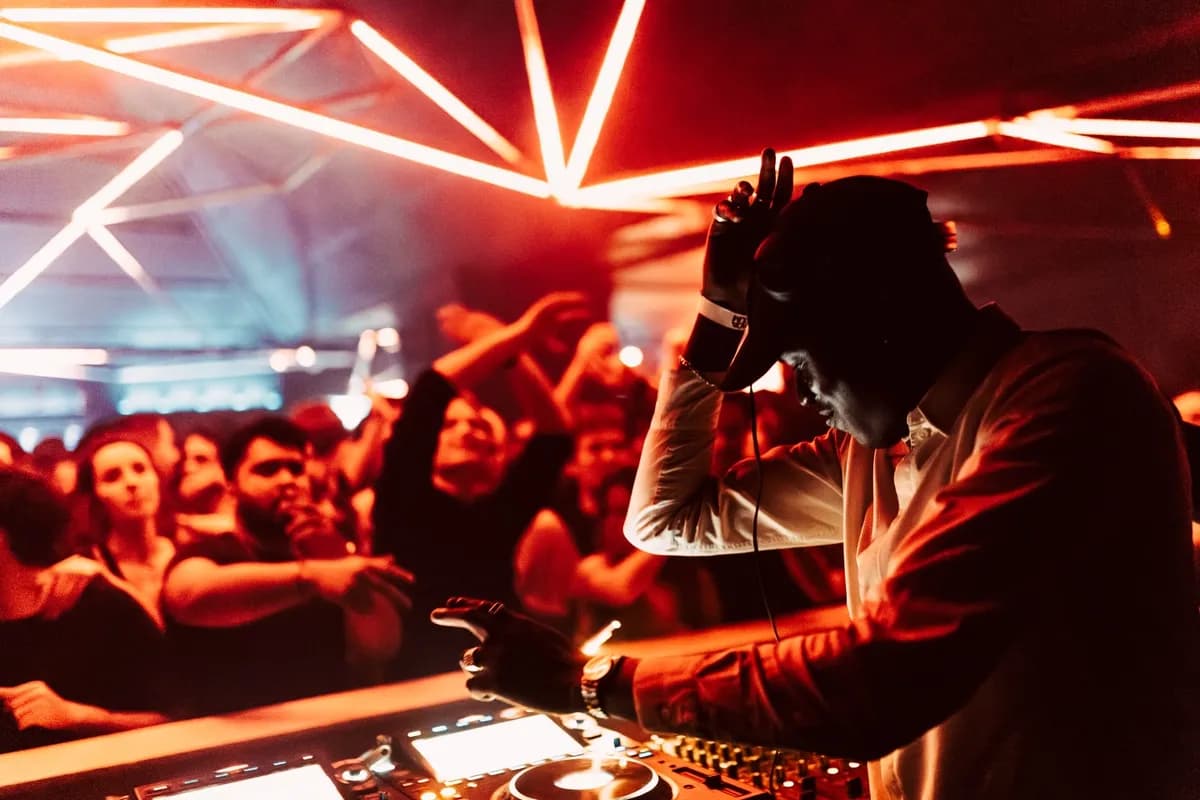 Bastille hybrid house spot, L Acoustics sound and festive deep sets till dawn. Vibrant energy.