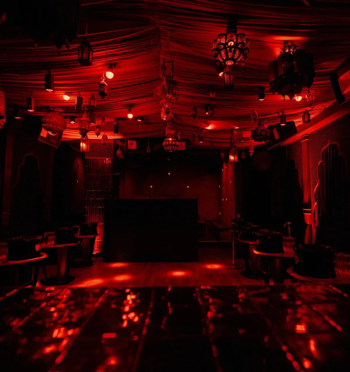 8th arrondissement deep house dream, fog and soulful pulses into morning. Immersive escape.