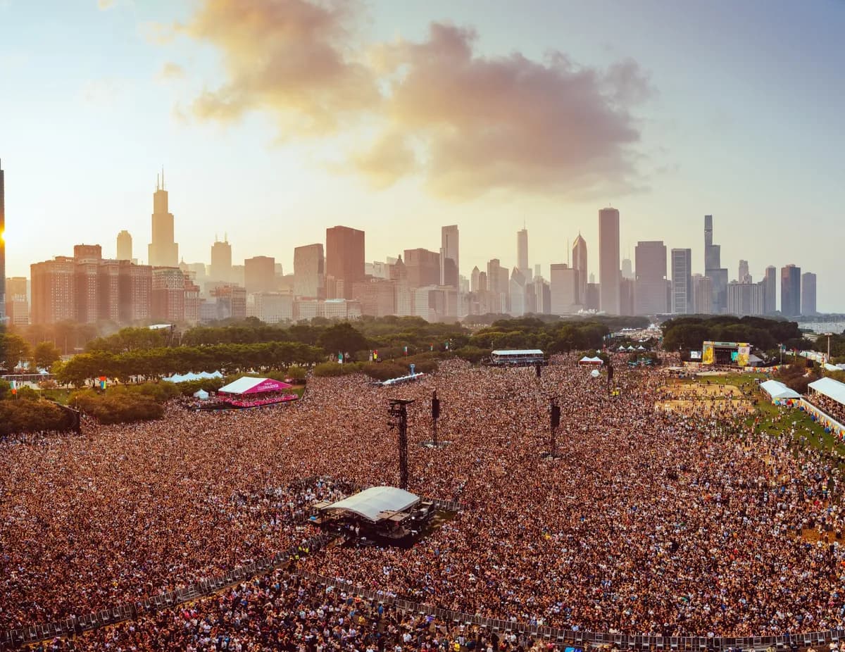 Lollapalooza 2026 awaits its Grant Park sea of fans: 400K+ ready to flood eight stages under Chicago skies (July 30-Aug 2). Epic vibes incoming. 