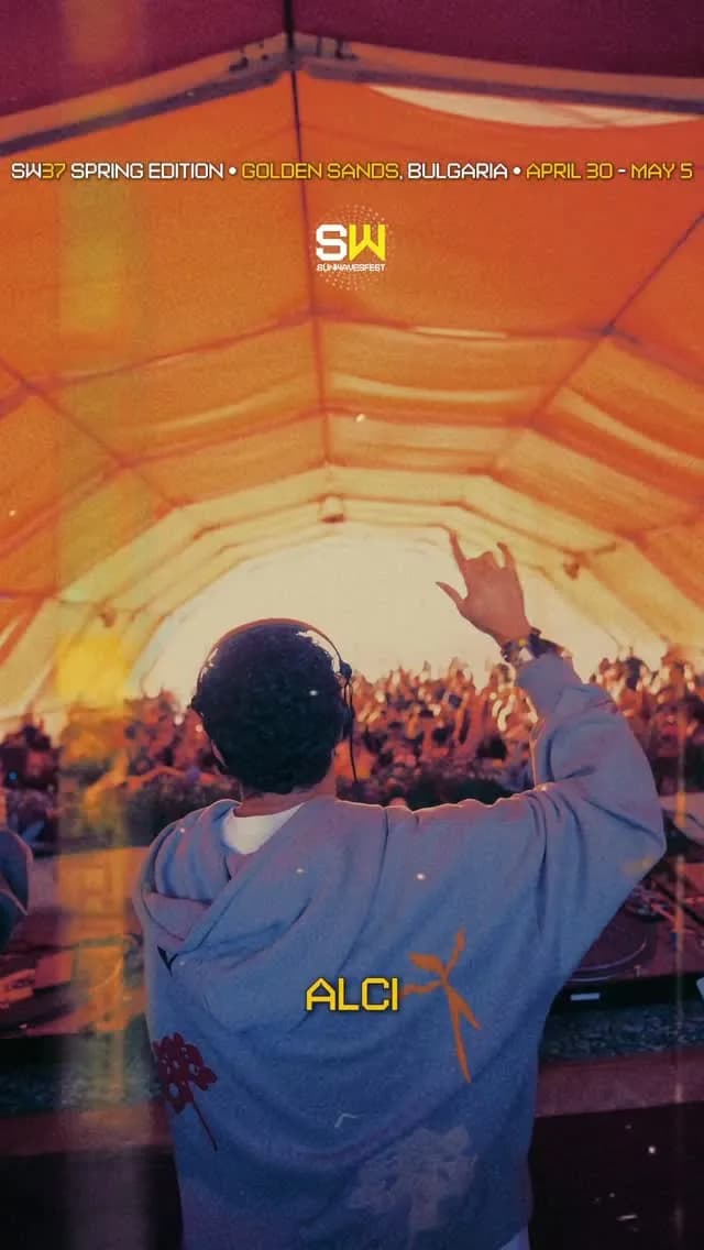 Behind the decks at Sunwaves Festival, where sets do not end after an hour. On this dancefloor, the music breathes, evolves, and takes you somewhere else entirely.