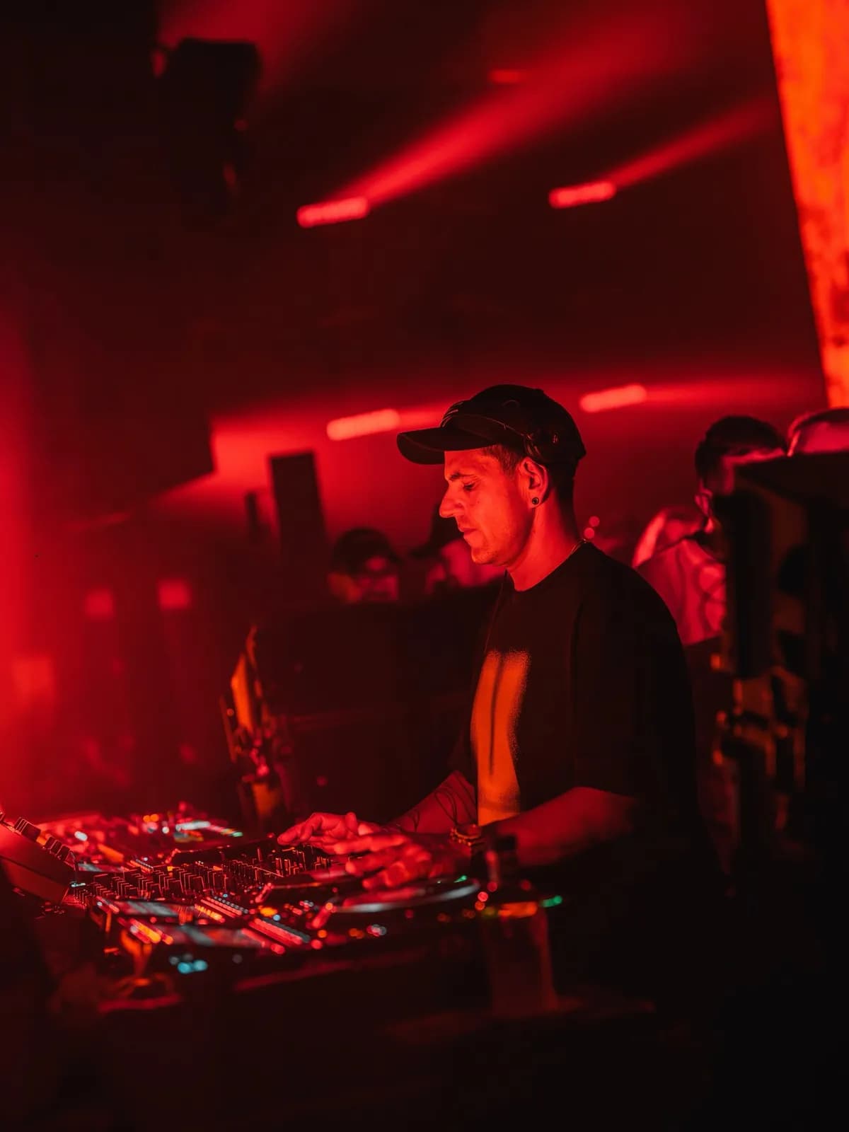 The groove does not ask permission. De La Swing at Elrow Sofia just takes over and you let it.