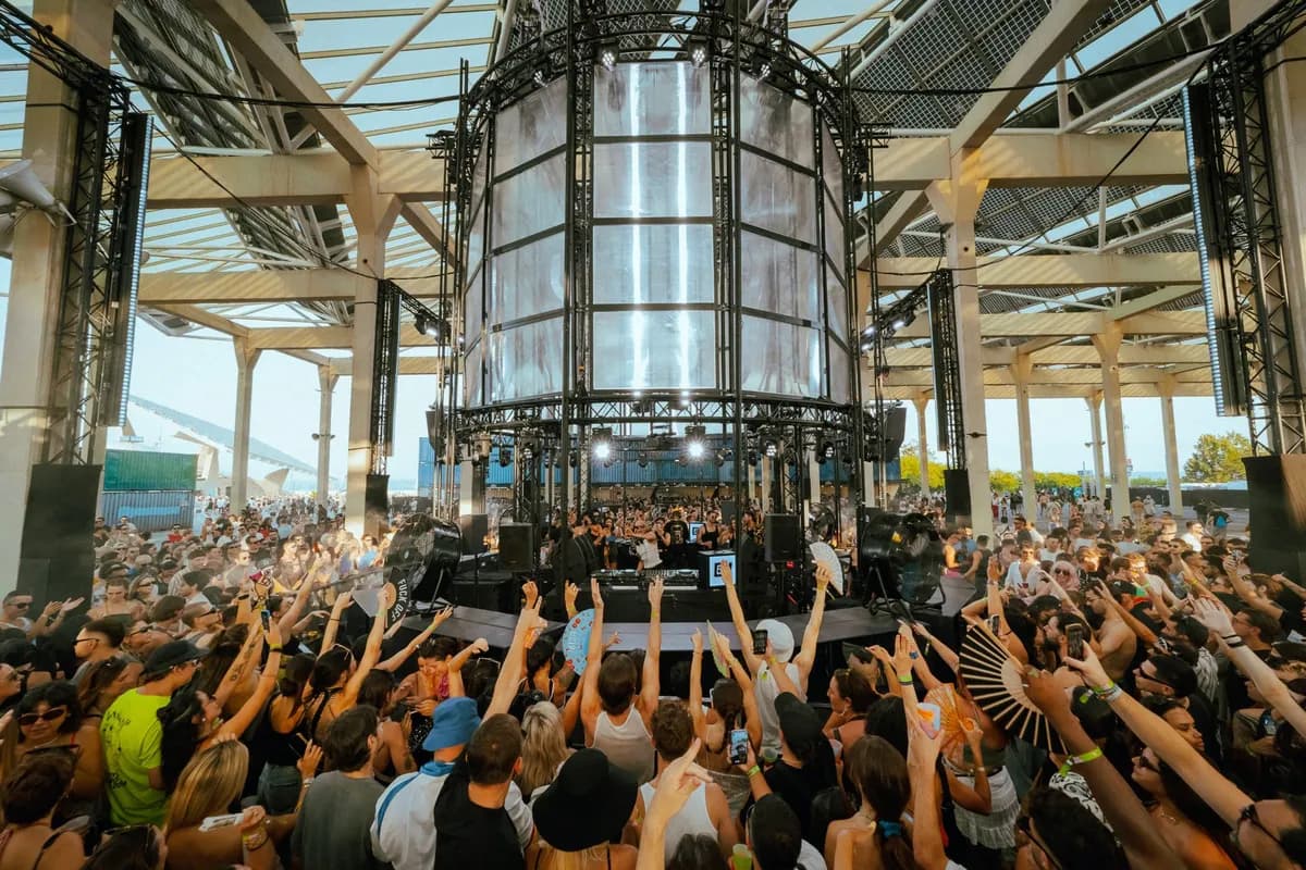 Open air. Mediterranean waterfront. Barcelona in August. Parc del Forum is the venue and it was made for exactly this.