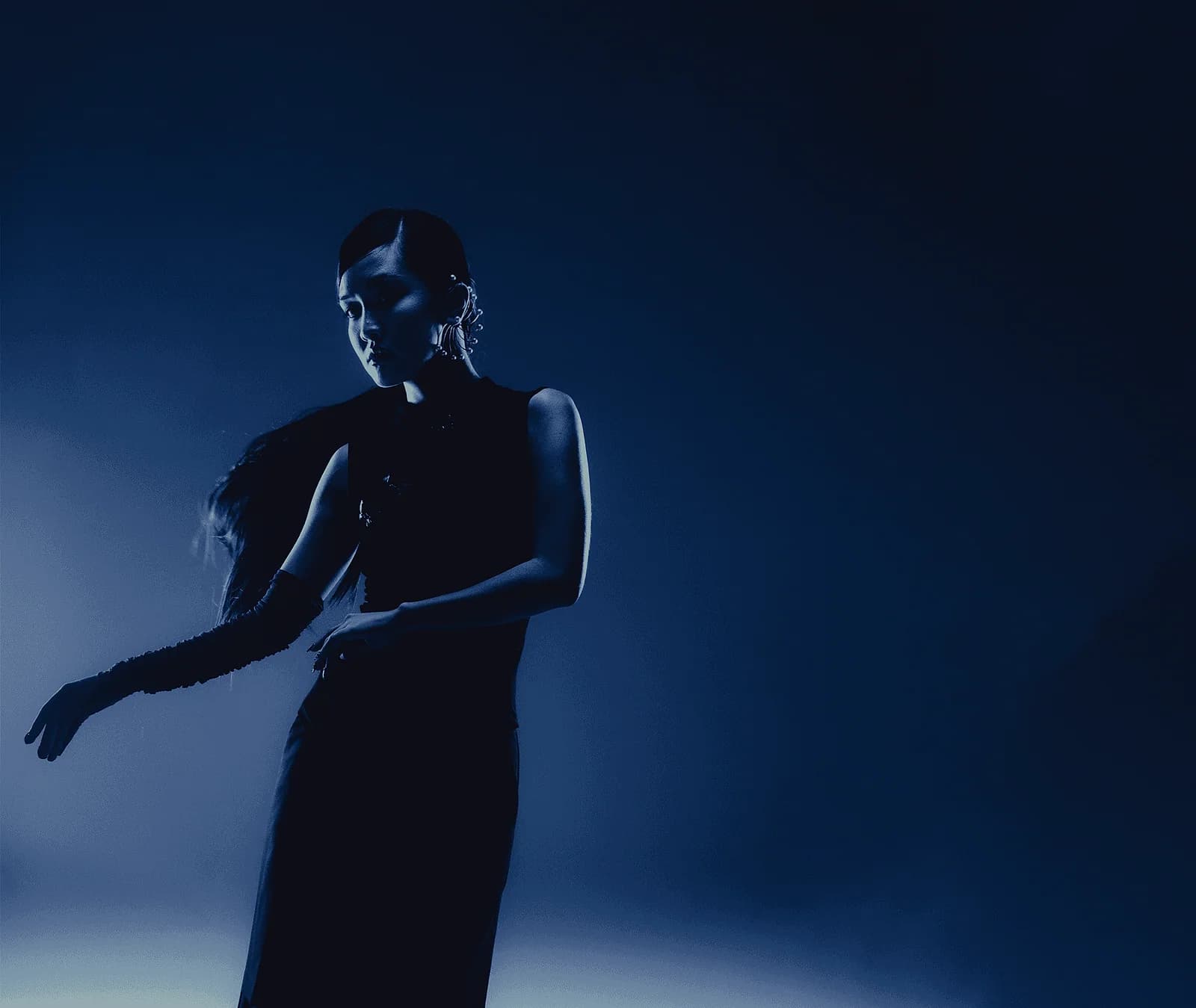 Hien, whose debut album Trăng Qua took ten years to finish.