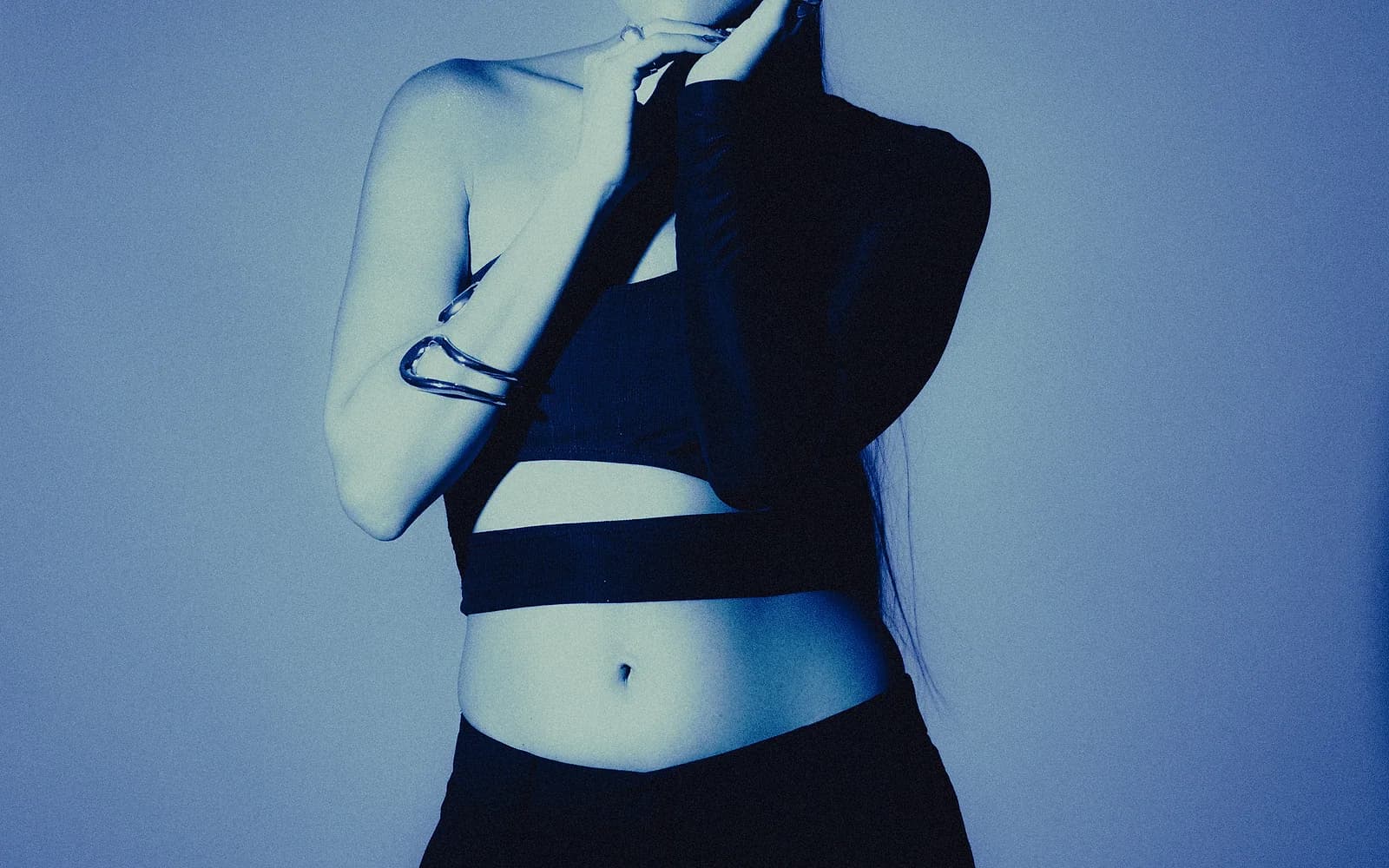 Hien sings in Vietnamese, Hungarian and English across the album, sometimes within the same song.