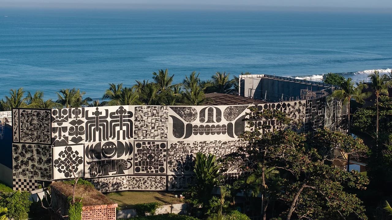 Evolving Landscapes covers the Beach Club's oceanfront facade for twelve months before the materials are recovered.