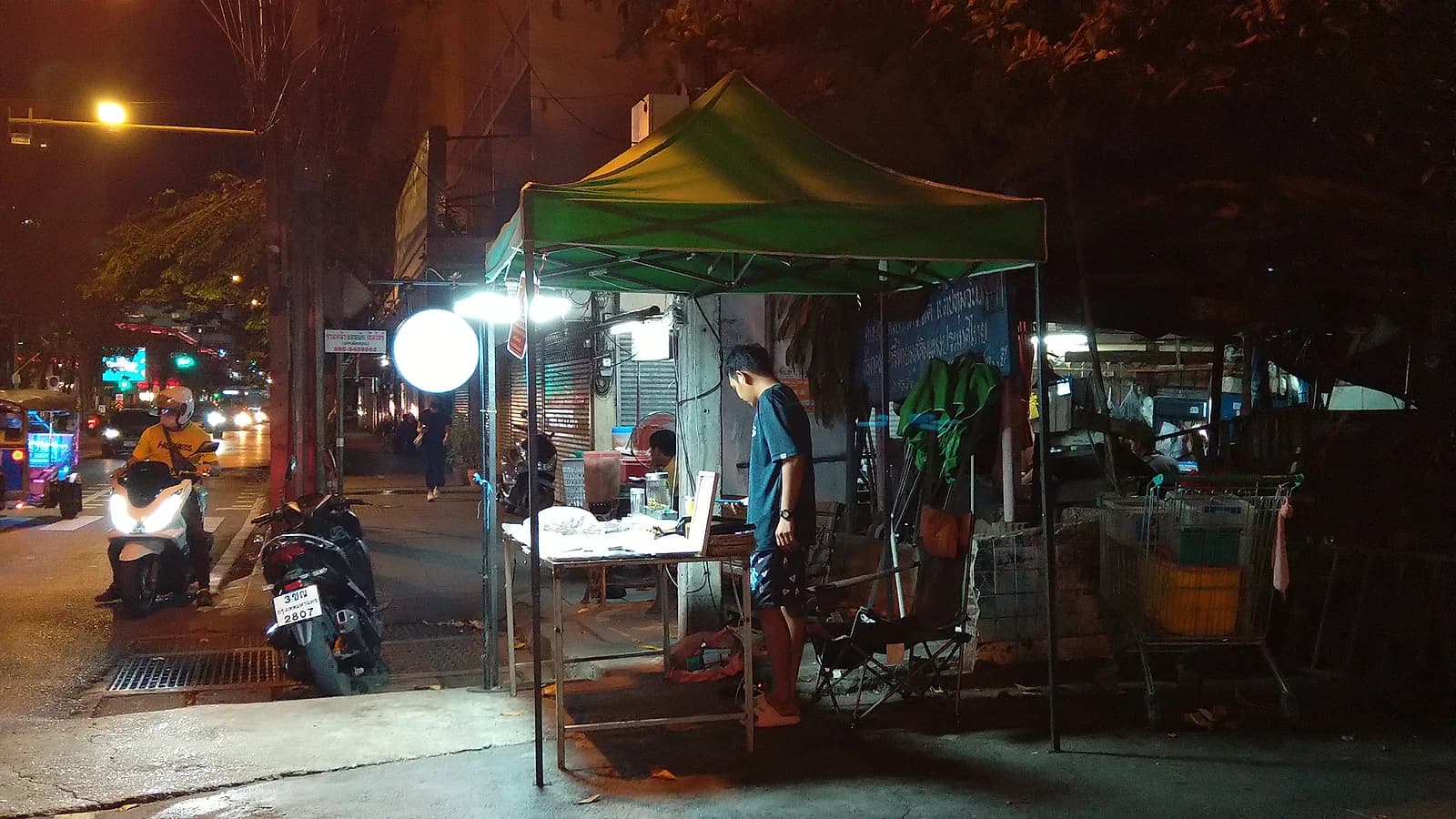 An informal roadside cannabis stand in Bangkok during the unregulated 2022-2025 boom. Setups like this one, run off a folding table with no storefront or license, were the first to disappear once the prescription requirement took hold.