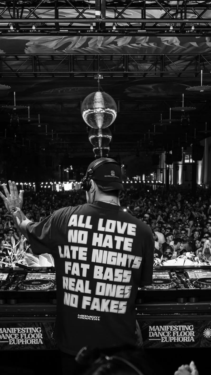 Vintage Culture delivers a melodic house set at Marina Escarpas on April 4, 2026, turning the night into a vibrant, immersive moment you cannot miss on the floor.