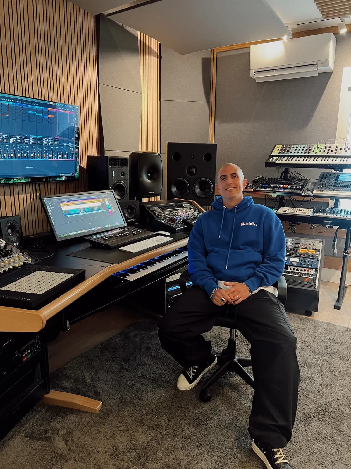 Dennis Cruz crafting tech house in the studio. Percussive grooves incoming