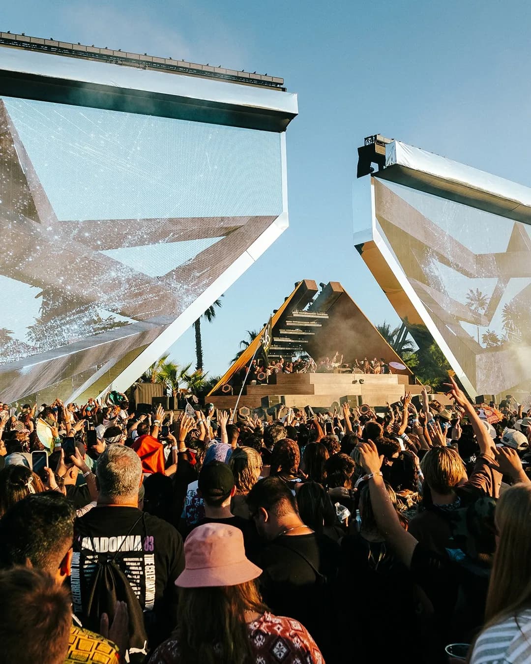 Quasar 2026 blasts endless 3 hour house sessions across Coachella nights. DJs craft nonstop beats beneath starlit displays.