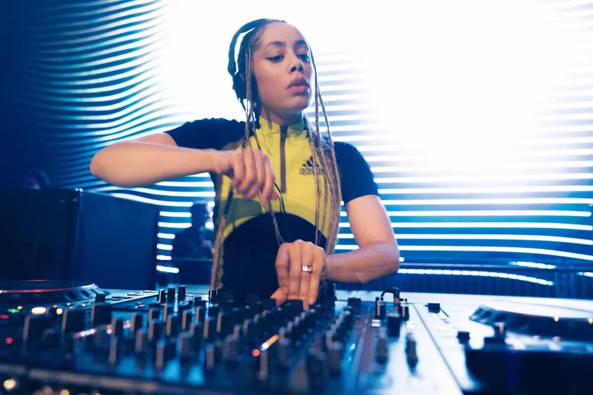 Jayda G owns the house spotlight at Gop Tun Festival 2026! Soulful grooves and sunny sets lighting up Mercado Livre Arena Pacaembu. São Paulo's electronic heart beats stronger.