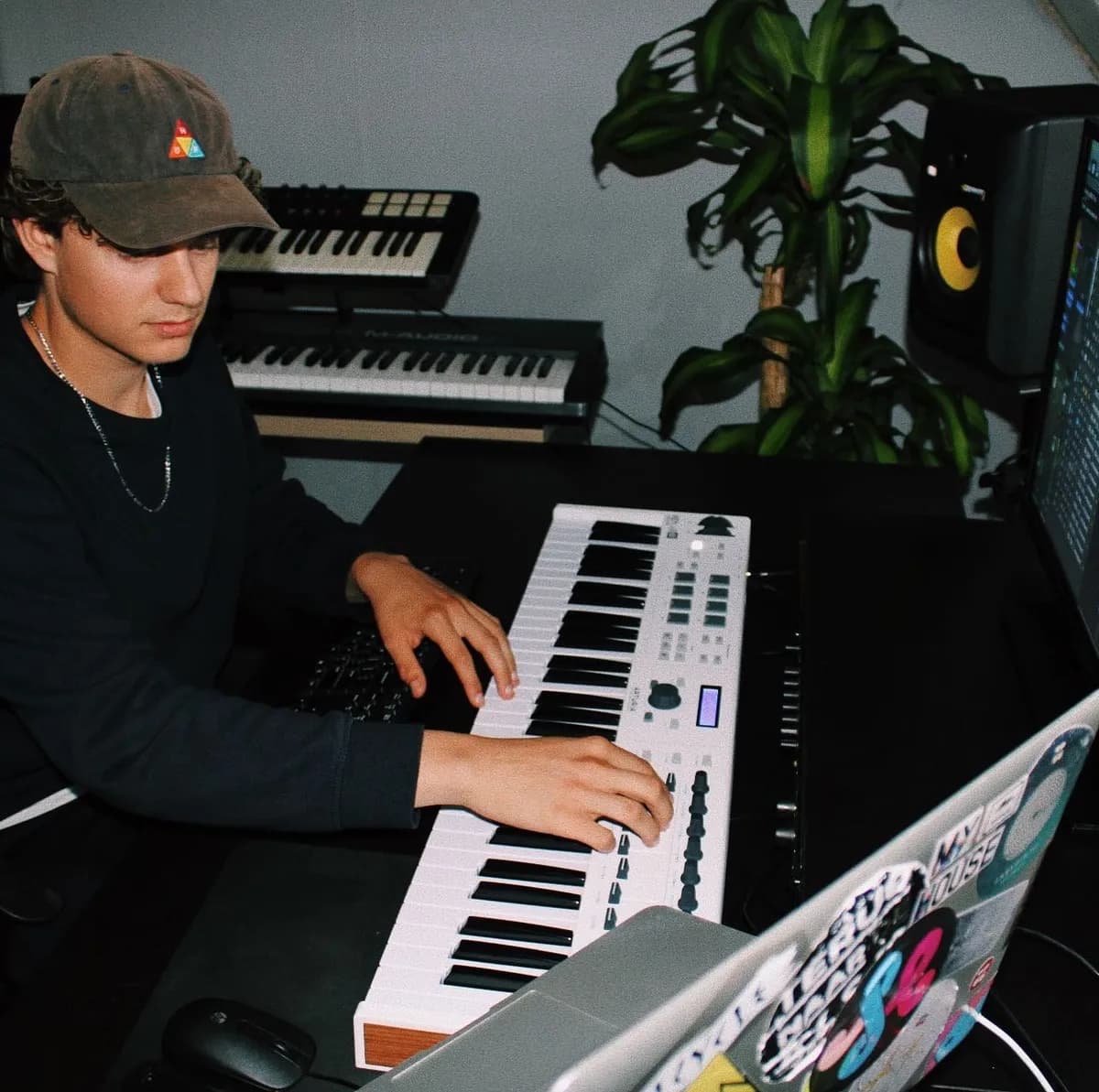 D Stone’s sound is shaped by years inside music, from piano and guitar lessons to the club floors that pulled him into house and techno.