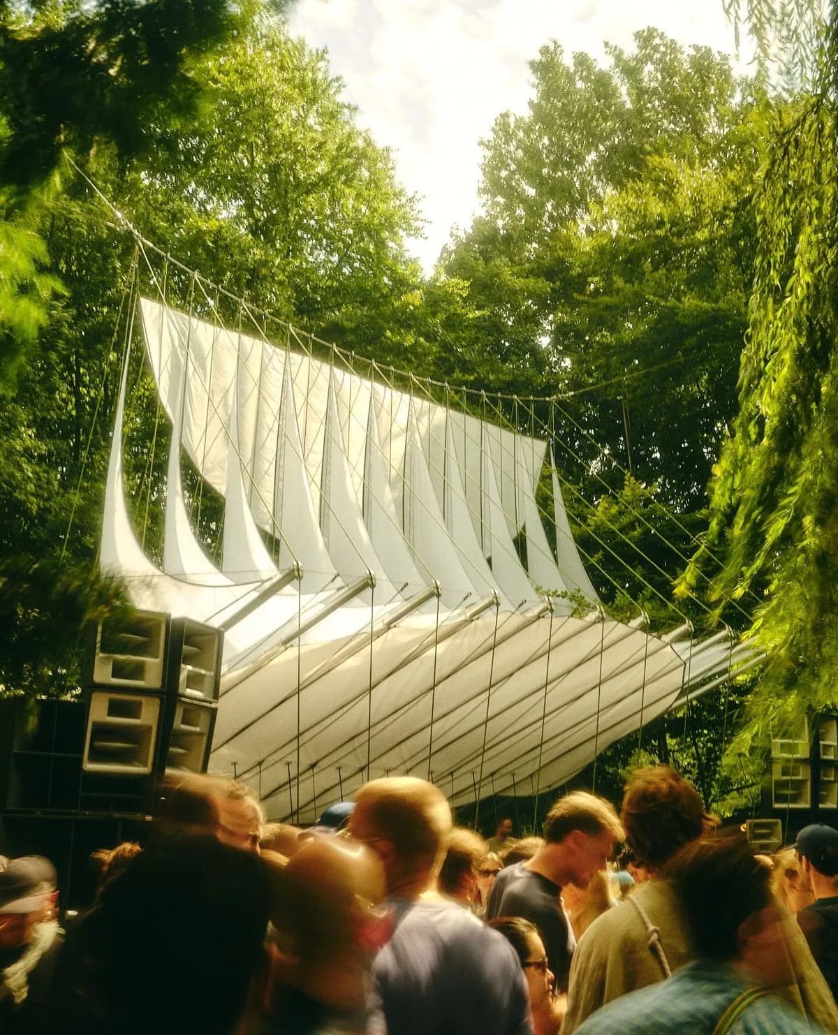 Party in the willows! Selectors stage drops deep house & techno vibes echoing thru Amsterdamse Bos.