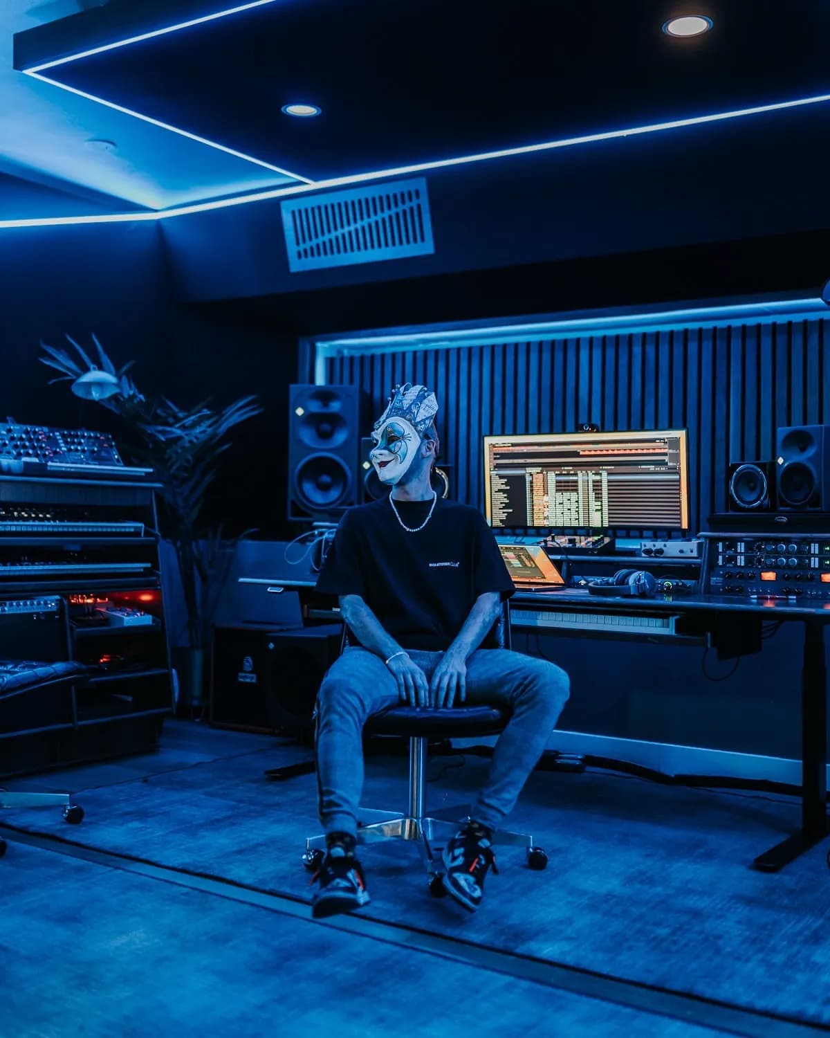 From Fckng Serious records to HOLO visuals, both artists built their identities without following anyone else’s formula.
