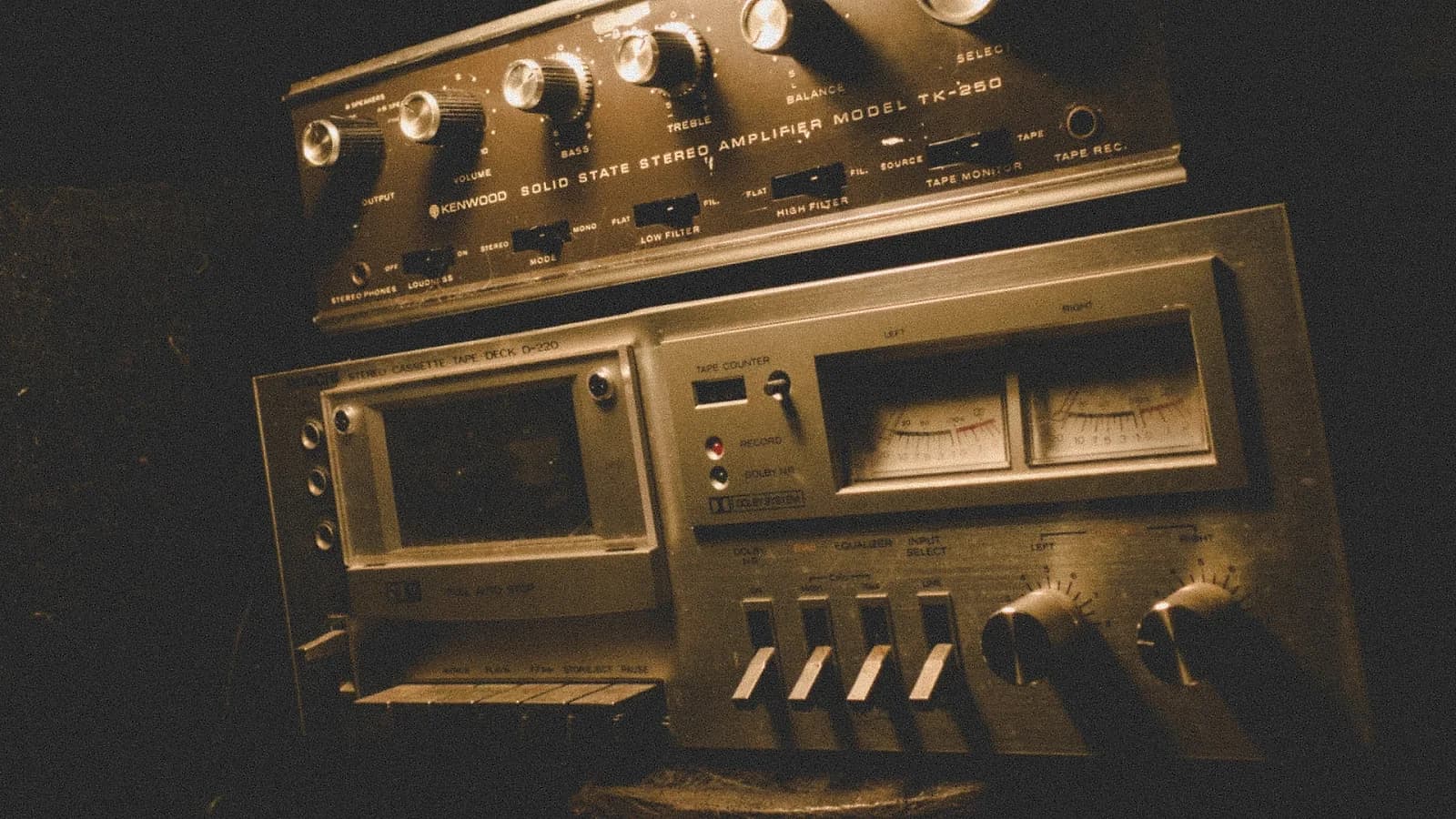 Fono ran its sound through vintage hi-fi gear, including 1970s speakers, instead of a club rig.