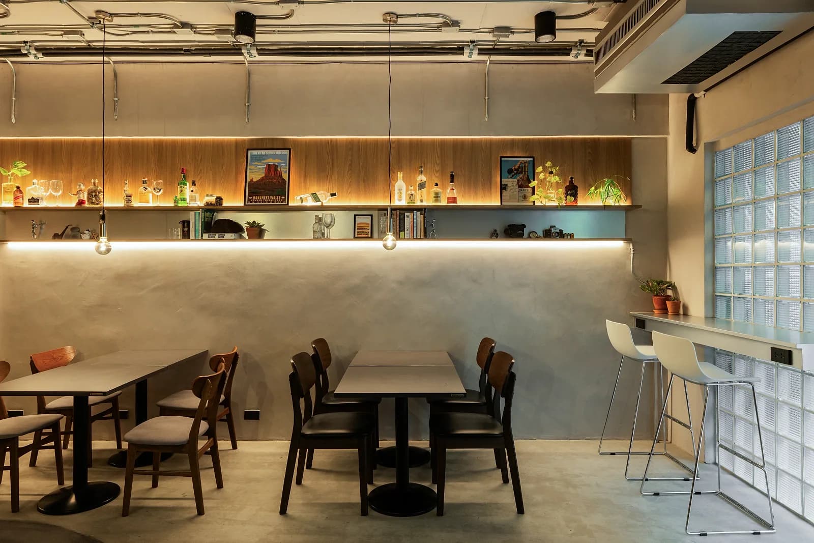 The District Hostel Ekkamai's ground-floor bar, Sukhumvit Soi 63.