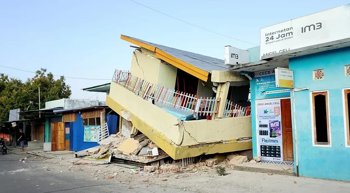 A Magnitude-7.7 Quake Hit Flores. Bali's Laundromat Is Throwing a Benefit.