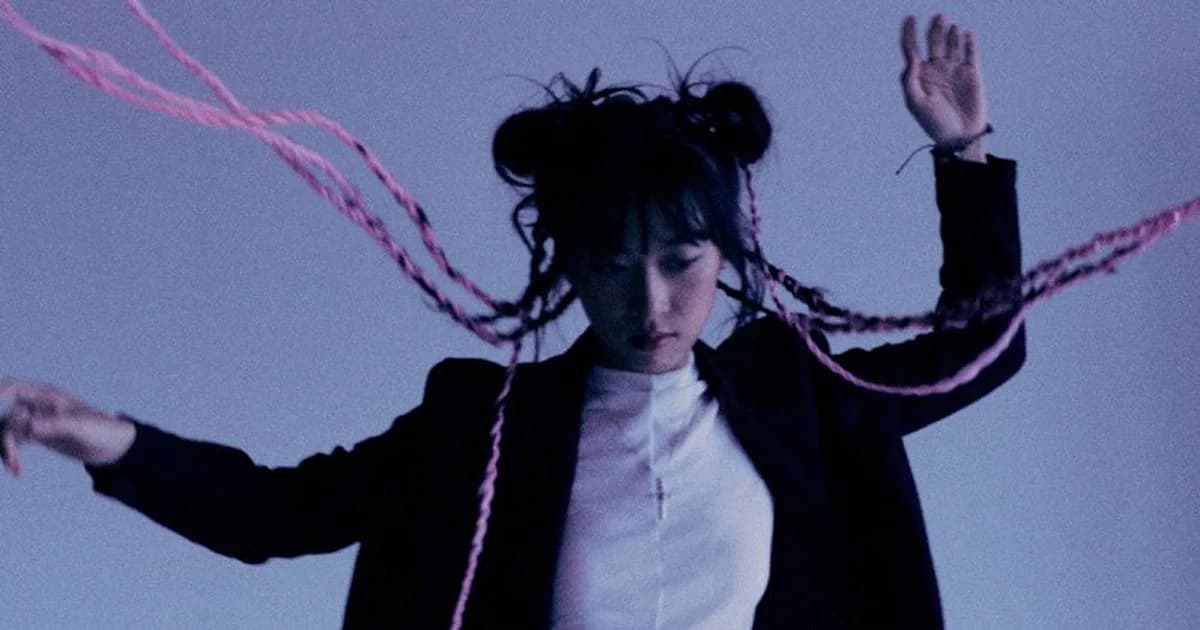 mess. has described her process as pursuing 'controlled chaos,' per Hoang Huy Thinh, founder of the underground music page Cỏ Đông.